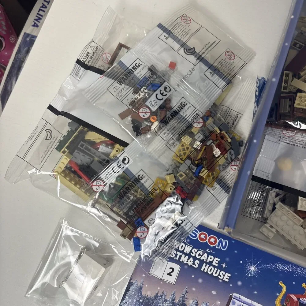 Insoon Snowscape Christmas House Building Bricks 1834 pcs Open Box MOSTLY SEALED